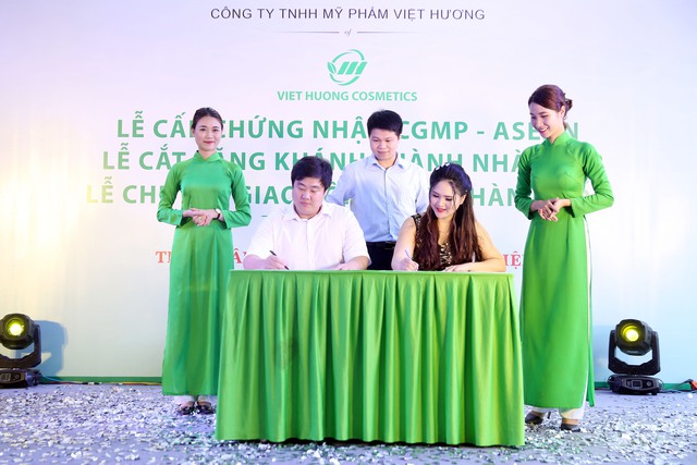 Công ty Việt Hương khánh thành nhà máy sản xuất mỹ phẩm - Ảnh 3.