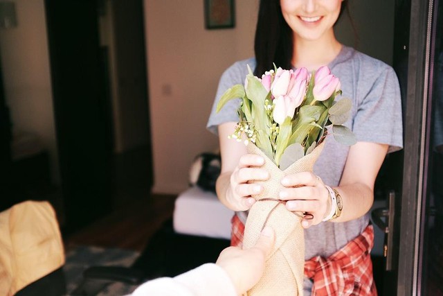 20/10 phụ nữ tặng qu&agrave; g&igrave; cho nhau? - Ảnh 1.