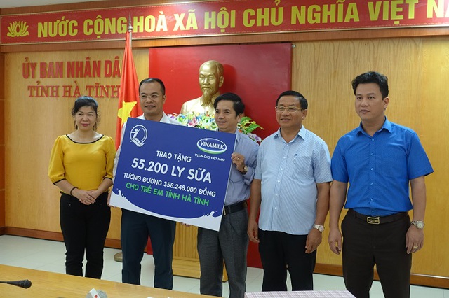 Vinamilk đem sữa đến với trẻ em v&ugrave;ng lũ tại H&agrave; Tĩnh v&agrave; Quảng B&igrave;nh - Ảnh 2.