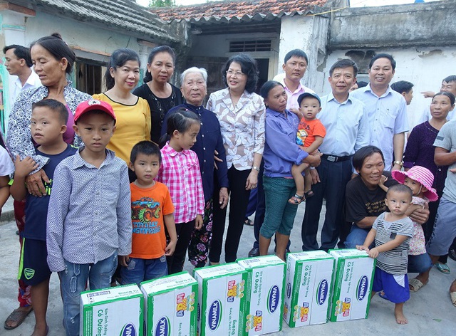 Vinamilk đem sữa đến với trẻ em v&ugrave;ng lũ tại H&agrave; Tĩnh v&agrave; Quảng B&igrave;nh - Ảnh 4.
