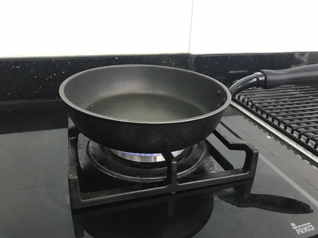 4 bước l&agrave;m b&aacute;nh r&aacute;n cấp tốc, đẹp đều hai mặt - Ảnh 2.