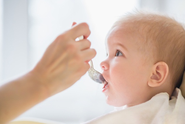 Cơ chế “làm sánh sữa” giúp cải thiện bệnh trào ngược dạ dày ở trẻ sơ sinh và trẻ nhỏ - Ảnh 2.