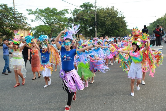 Muôn ngàn sắc màu lễ hội carnival trên đường phố Tam Kỳ, Quảng Nam - Ảnh 1.