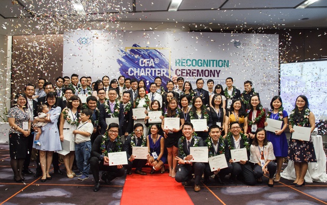 35 thành viên nhận chứng chỉ CFA tại buổi lẽ trao chứng CFA năm 2017.