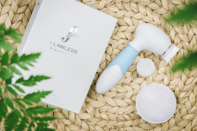 Sạch da, trẻ hóa với máy rửa mặt cọ Nano Flawless - Ảnh 4. Sạch da, trẻ hóa với máy rửa mặt cọ Nano Flawless - Ảnh 4.