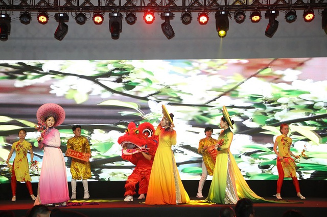 Gần 2.000 khách hàng chen chân tham dự Lễ công bố dự án Sunshine City Sài Gòn - Ảnh 4.