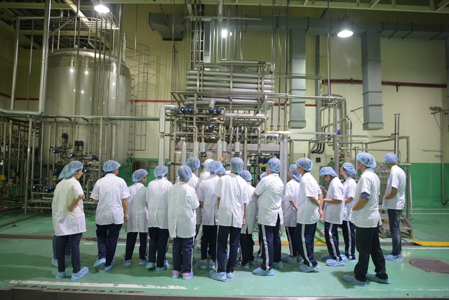 Học sinh phấn khởi khi được khám phá nhà máy chuẩn Nhật ngay tại TP.HCM - Ảnh 1.