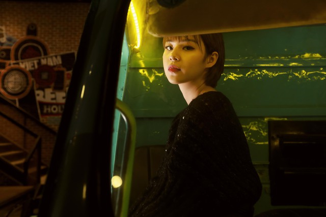 Phong cách streetstyle mùa lễ hội cực chất của Phí Phương Anh - Ảnh 2.