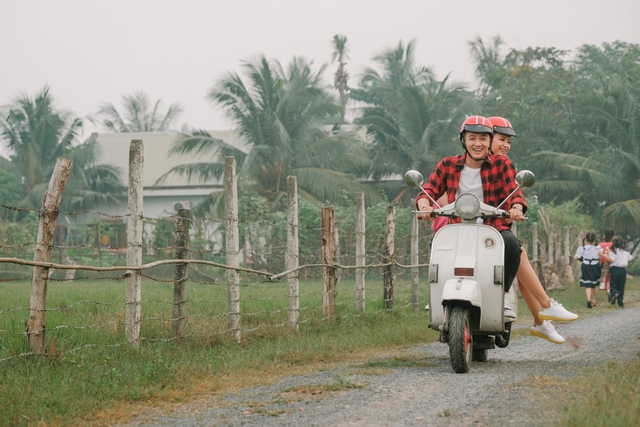 Ngắm ảnh hậu trường Đông Nhi, Ngô Kiến Huy náo loạn đường quê, trổ tài gói bánh tét trong MV mới - Ảnh 2. Ngắm ảnh hậu trường Đông Nhi, Ngô Kiến Huy náo loạn đường quê, trổ tài gói bánh tét trong MV mới - Ảnh 2.