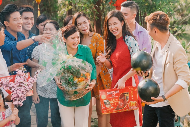Ngắm ảnh hậu trường Đông Nhi, Ngô Kiến Huy náo loạn đường quê, trổ tài gói bánh tét trong MV mới - Ảnh 11. Ngắm ảnh hậu trường Đông Nhi, Ngô Kiến Huy náo loạn đường quê, trổ tài gói bánh tét trong MV mới - Ảnh 11.