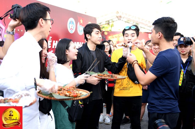 Dàn sao khủng đội mưa khuấy động Lễ hội “Phố hàng nóng” tại Hà Nội - Ảnh 1. Dàn sao khủng đội mưa khuấy động Lễ hội “Phố hàng nóng” tại Hà Nội - Ảnh 1.