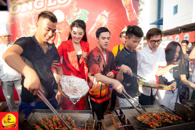 Dàn sao khủng đội mưa khuấy động Lễ hội “Phố hàng nóng” tại Hà Nội - Ảnh 2. Dàn sao khủng đội mưa khuấy động Lễ hội “Phố hàng nóng” tại Hà Nội - Ảnh 2.