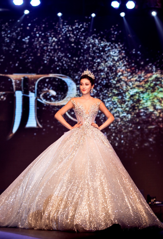 Hồ Ngọc Hà, Huyền My đẹp lộng lẫy, náo loạn trên sân khấu show diễn của Joli Poli - Ảnh 4. Hồ Ngọc Hà, Huyền My đẹp lộng lẫy, náo loạn trên sân khấu show diễn của Joli Poli - Ảnh 4.