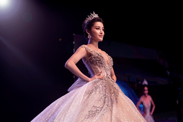 Hồ Ngọc Hà, Huyền My đẹp lộng lẫy, náo loạn trên sân khấu show diễn của Joli Poli - Ảnh 5. Hồ Ngọc Hà, Huyền My đẹp lộng lẫy, náo loạn trên sân khấu show diễn của Joli Poli - Ảnh 5.