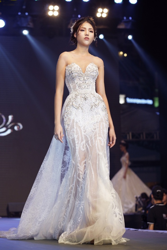 Hồ Ngọc Hà, Huyền My đẹp lộng lẫy, náo loạn trên sân khấu show diễn của Joli Poli - Ảnh 10. Hồ Ngọc Hà, Huyền My đẹp lộng lẫy, náo loạn trên sân khấu show diễn của Joli Poli - Ảnh 10.