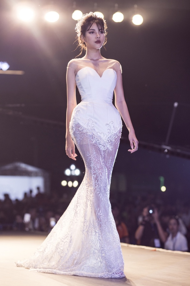 Hồ Ngọc Hà, Huyền My đẹp lộng lẫy, náo loạn trên sân khấu show diễn của Joli Poli - Ảnh 11. Hồ Ngọc Hà, Huyền My đẹp lộng lẫy, náo loạn trên sân khấu show diễn của Joli Poli - Ảnh 11.