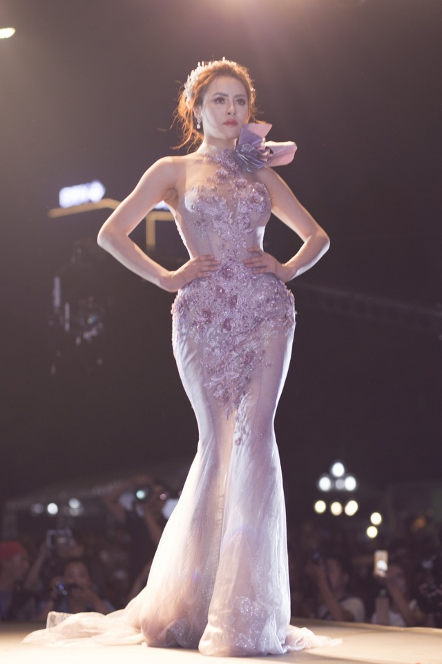 Hồ Ngọc Hà, Huyền My đẹp lộng lẫy, náo loạn trên sân khấu show diễn của Joli Poli - Ảnh 12. Hồ Ngọc Hà, Huyền My đẹp lộng lẫy, náo loạn trên sân khấu show diễn của Joli Poli - Ảnh 12.