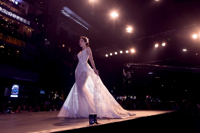 Hồ Ngọc Hà, Huyền My đẹp lộng lẫy, náo loạn trên sân khấu show diễn của Joli Poli - Ảnh 14. Hồ Ngọc Hà, Huyền My đẹp lộng lẫy, náo loạn trên sân khấu show diễn của Joli Poli - Ảnh 14.