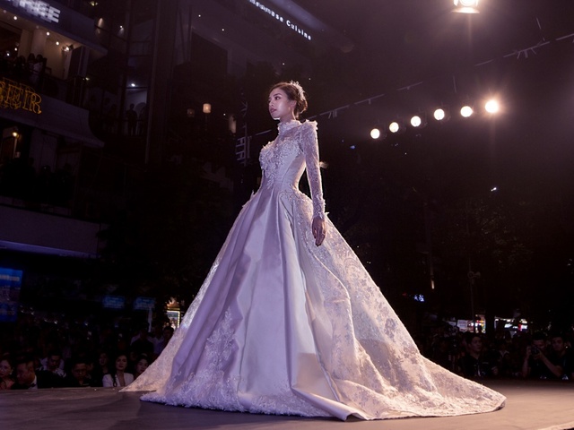 Hồ Ngọc Hà, Huyền My đẹp lộng lẫy, náo loạn trên sân khấu show diễn của Joli Poli - Ảnh 16. Hồ Ngọc Hà, Huyền My đẹp lộng lẫy, náo loạn trên sân khấu show diễn của Joli Poli - Ảnh 16.