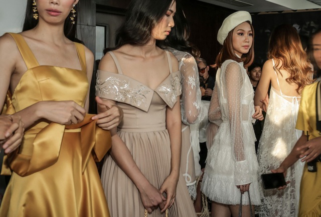 Sau fashion show cực thành công, NTK Chung Thanh Phong bất ngờ tiết lộ bí mật sau hậu trường - Ảnh 14. Sau fashion show cực thành công, NTK Chung Thanh Phong bất ngờ tiết lộ bí mật sau hậu trường - Ảnh 14.