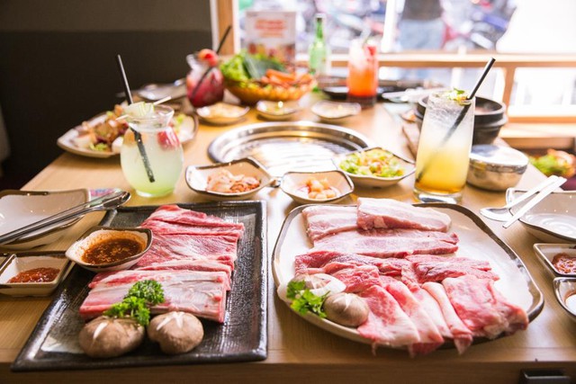 Dân sành ăn Bình Thạnh, Q.1 có thêm địa điểm “sống ảo” ở quán thịt nướng Hàn Quốc - Ảnh 1.