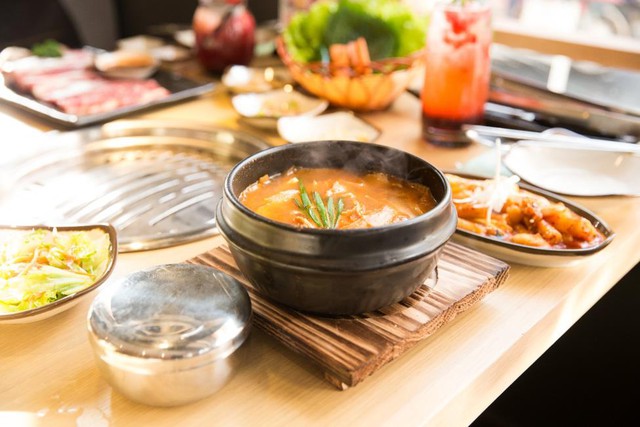 Dân sành ăn Bình Thạnh, Q.1 có thêm địa điểm “sống ảo” ở quán thịt nướng Hàn Quốc - Ảnh 3.