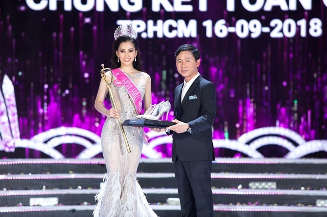 Khoảnh khắc tỏa sáng cùng đôi giày siêu phẩm hơn 300 triệu của Tân Hoa hậu Việt Nam 2018 - Ảnh 9.