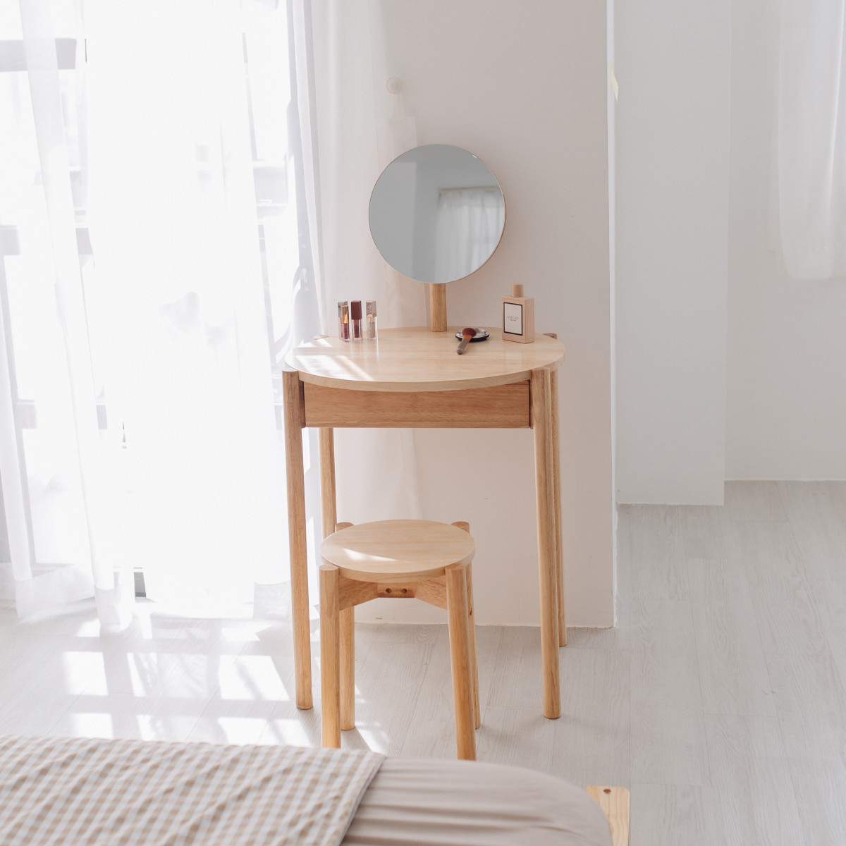 Bàn trang điểm giá rẻ từ 700k chị em sắm về làm đẹp cho chanh sả - Ảnh 5. Bàn trang điểm giá rẻ từ 700k chị em sắm về làm đẹp cho chanh sả - Ảnh 5.