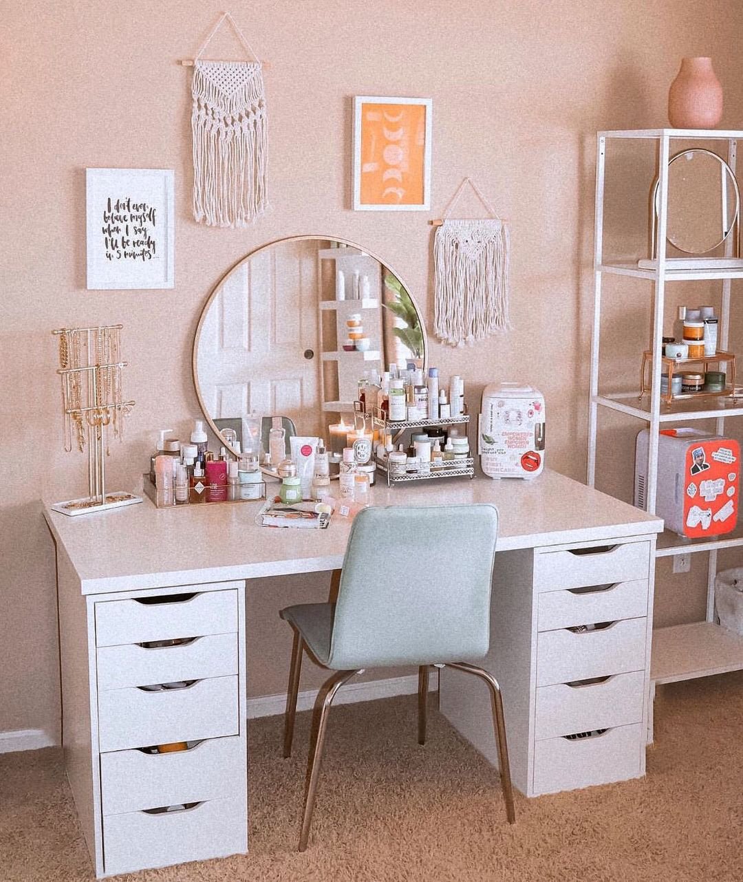 Bàn trang điểm giá rẻ từ 700k chị em sắm về làm đẹp cho chanh sả - Ảnh 1. Bàn trang điểm giá rẻ từ 700k chị em sắm về làm đẹp cho chanh sả - Ảnh 1.