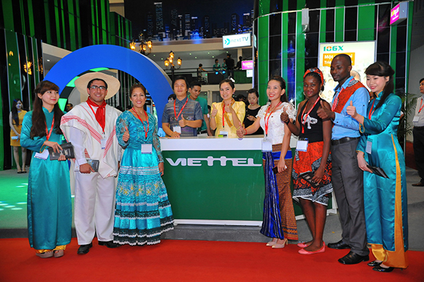 Bạn trẻ thích thú với “thành phố công nghệ” tại Vietnam Telecomp 2013 3