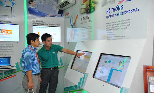 Bạn trẻ thích thú với “thành phố công nghệ” tại Vietnam Telecomp 2013 6