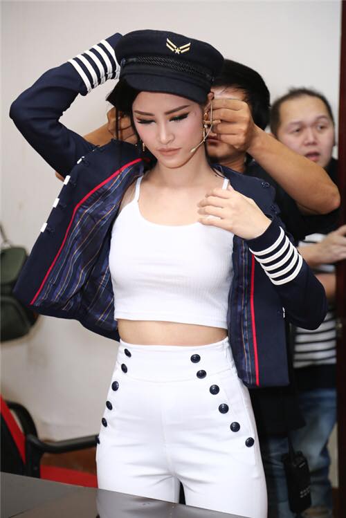 Helly Tống, Đông Nhi bắt kịp xu hướng mới nhất với thiết kế của TommyxGigi - Ảnh 7. Helly Tống, Đông Nhi bắt kịp xu hướng mới nhất với thiết kế của TommyxGigi - Ảnh 7.