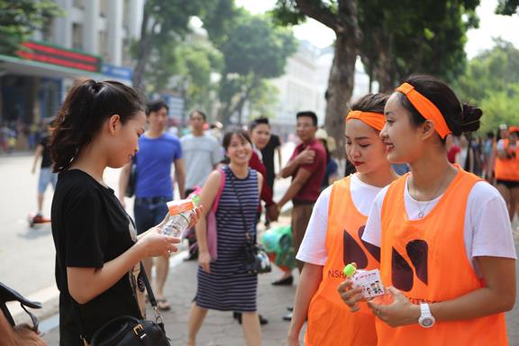 Giới trẻ thích thú với các hoạt động cộng đồng tại phố đi bộ - Ảnh 1.