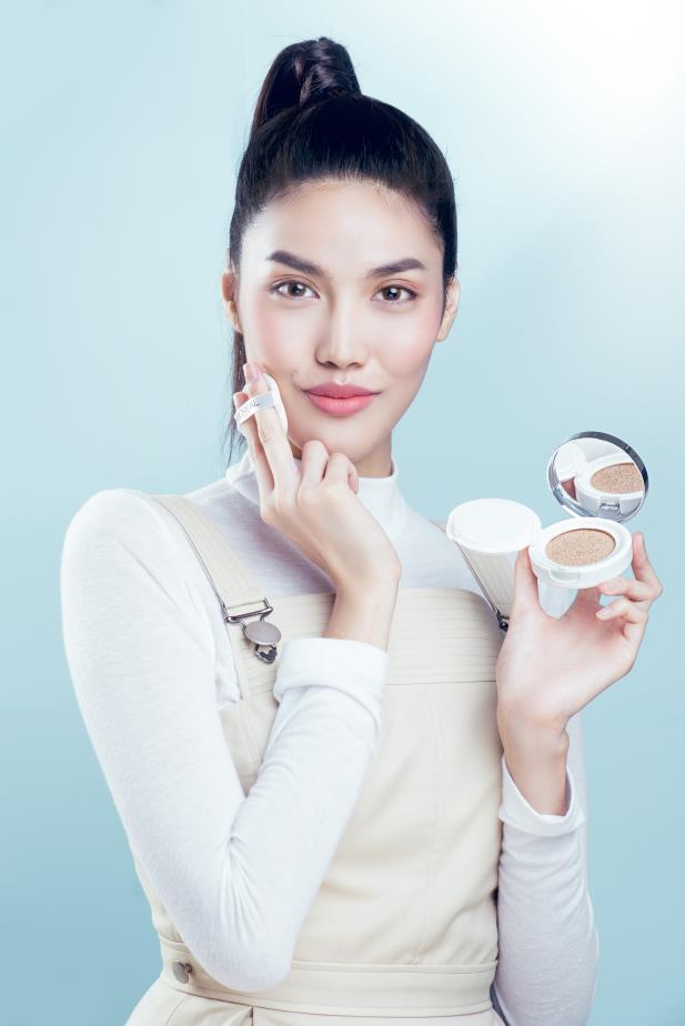 “Soi” hộp phấn Cushion đang gây bão trong MV Chậm là ế của Bảo Thy - Ảnh 3. “Soi” hộp phấn Cushion đang gây bão trong MV Chậm là ế của Bảo Thy - Ảnh 3.