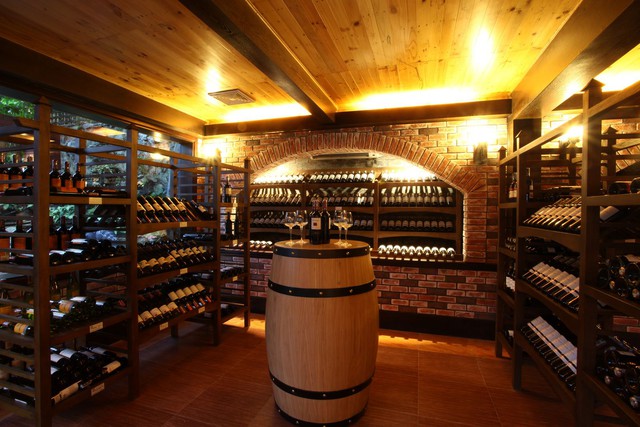 Sesan còn có một hầm rượu vang sang trọng dành cho khách muốn thưởng thức đặc sản ngay tại hầm