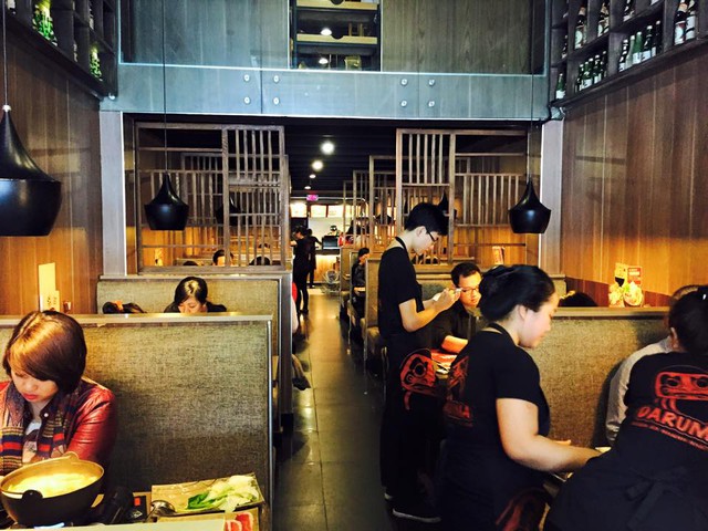 Các quán ăn nhanh Nhật Bản thường rất nhỏ xinh, không gian được thiết kế theo đúng phong cách Nhật, các bàn được chia thành khoang ngăn cách nhau bởi vách ngăn. Trong ảnh là Daruma – một trong các quán ăn nhanh Nhật Bản được rất nhiều bạn yêu thích hiện nay.