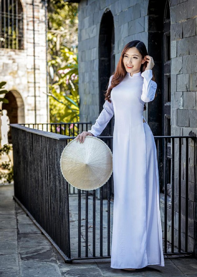 Nữ hoàng trang sức đẹp tinh khôi trong áo dài trắng - Ảnh 6. Nữ hoàng trang sức đẹp tinh khôi trong áo dài trắng - Ảnh 6.