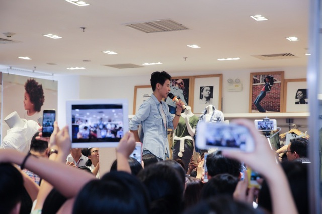Vũ Cát Tường và hàng trăm fan khuấy động sự kiện GAP - Ảnh 4. Vũ Cát Tường và hàng trăm fan khuấy động sự kiện GAP - Ảnh 4.
