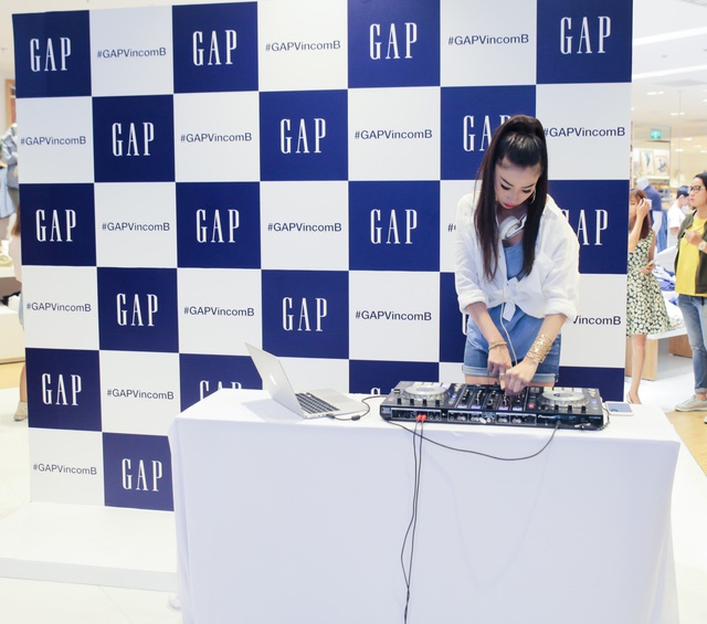 Vũ Cát Tường và hàng trăm fan khuấy động sự kiện GAP - Ảnh 12. Vũ Cát Tường và hàng trăm fan khuấy động sự kiện GAP - Ảnh 12.