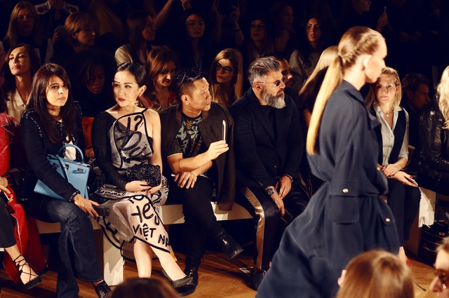 Cô gái Việt hội ngộ loạt fashionista đình đám thế giới tại Paris Fashion Week - Ảnh 2. Cô gái Việt hội ngộ loạt fashionista đình đám thế giới tại Paris Fashion Week - Ảnh 2.