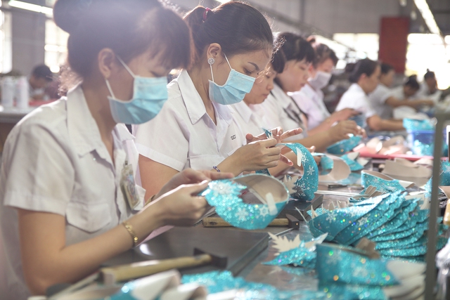 Cận cảnh nhà máy sản xuất BST giày đầu tiên của thương hiệu Việt và Disney - Ảnh 7. Cận cảnh nhà máy sản xuất BST giày đầu tiên của thương hiệu Việt và Disney - Ảnh 7.
