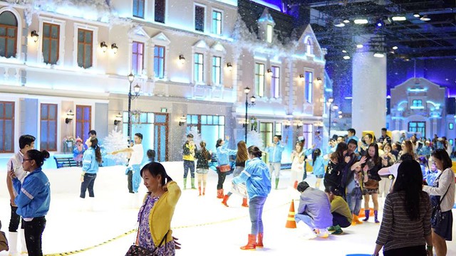 Giới trẻ háo hức với khu vui chơi trượt tuyết lớn nhất Đông Nam Á tại Sài Gòn - Ảnh 1.