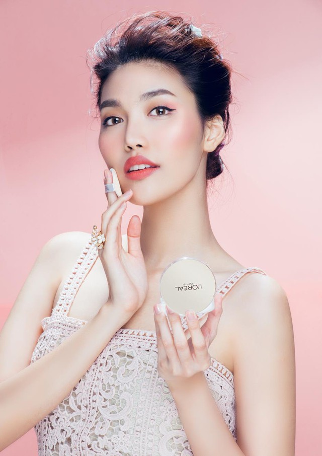 “Soi” hộp phấn Cushion đang gây bão trong MV Chậm là ế của Bảo Thy - Ảnh 7. “Soi” hộp phấn Cushion đang gây bão trong MV Chậm là ế của Bảo Thy - Ảnh 7.
