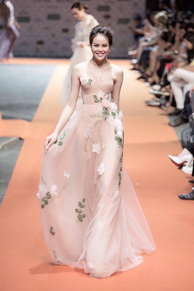 Hoa hậu Sella Trương, Lan Khuê xinh đẹp như hoa trên sàn catwalk - Ảnh 1. Hoa hậu Sella Trương, Lan Khuê xinh đẹp như hoa trên sàn catwalk - Ảnh 1.