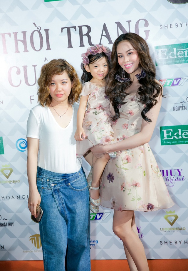 Hoa hậu Sella Trương, Lan Khuê xinh đẹp như hoa trên sàn catwalk - Ảnh 6. Hoa hậu Sella Trương, Lan Khuê xinh đẹp như hoa trên sàn catwalk - Ảnh 6.