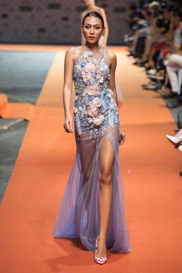 Hoa hậu Sella Trương, Lan Khuê xinh đẹp như hoa trên sàn catwalk - Ảnh 11. Hoa hậu Sella Trương, Lan Khuê xinh đẹp như hoa trên sàn catwalk - Ảnh 11.