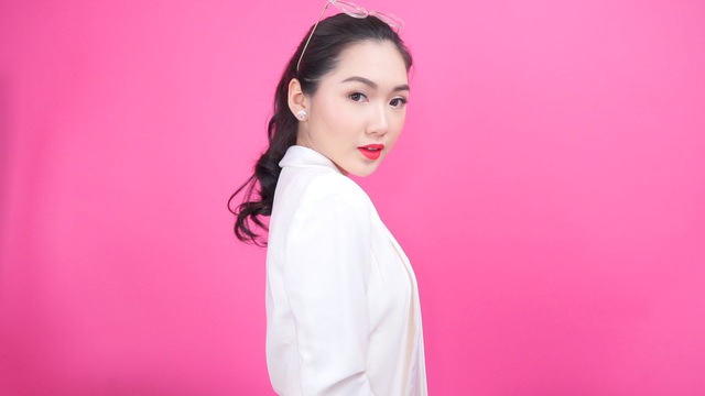 Cùng Beauty blogger Chloe Nguyễn biến hóa phong cách với 4 màu son lì - Ảnh 5. Cùng Beauty blogger Chloe Nguyễn biến hóa phong cách với 4 màu son lì - Ảnh 5.