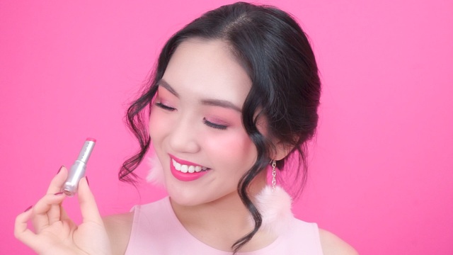 Cùng Beauty blogger Chloe Nguyễn biến hóa phong cách với 4 màu son lì - Ảnh 6. Cùng Beauty blogger Chloe Nguyễn biến hóa phong cách với 4 màu son lì - Ảnh 6.