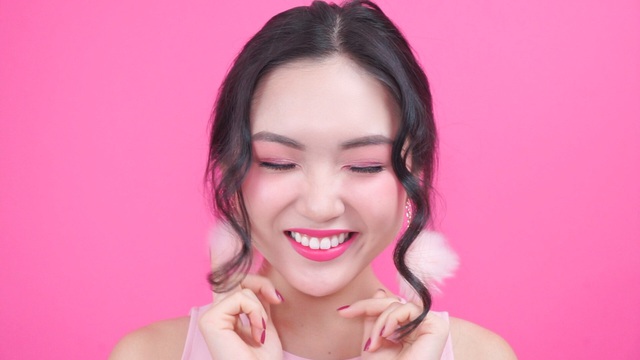 Cùng Beauty blogger Chloe Nguyễn biến hóa phong cách với 4 màu son lì - Ảnh 8. Cùng Beauty blogger Chloe Nguyễn biến hóa phong cách với 4 màu son lì - Ảnh 8.
