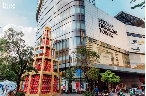 Gift-building: check-in sống ảo tại cây thông khổng lồ cao tới 15m tại Sài Gòn - Ảnh 2.